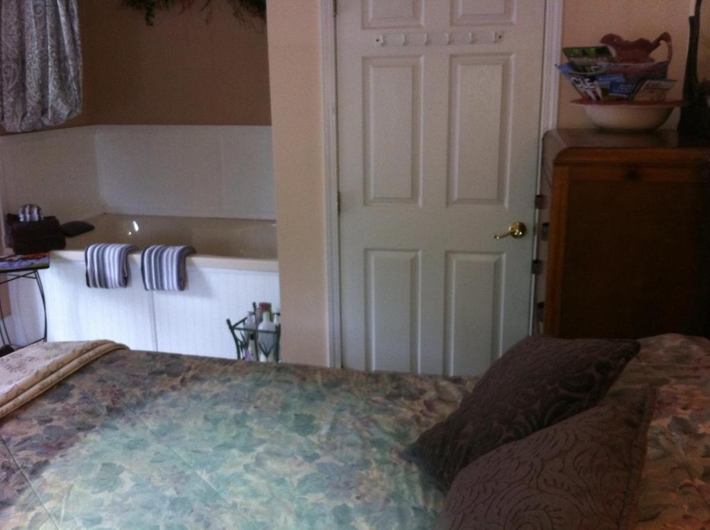 Emerald Necklace Inn Bed And Breakfast 레이크우드 객실 사진