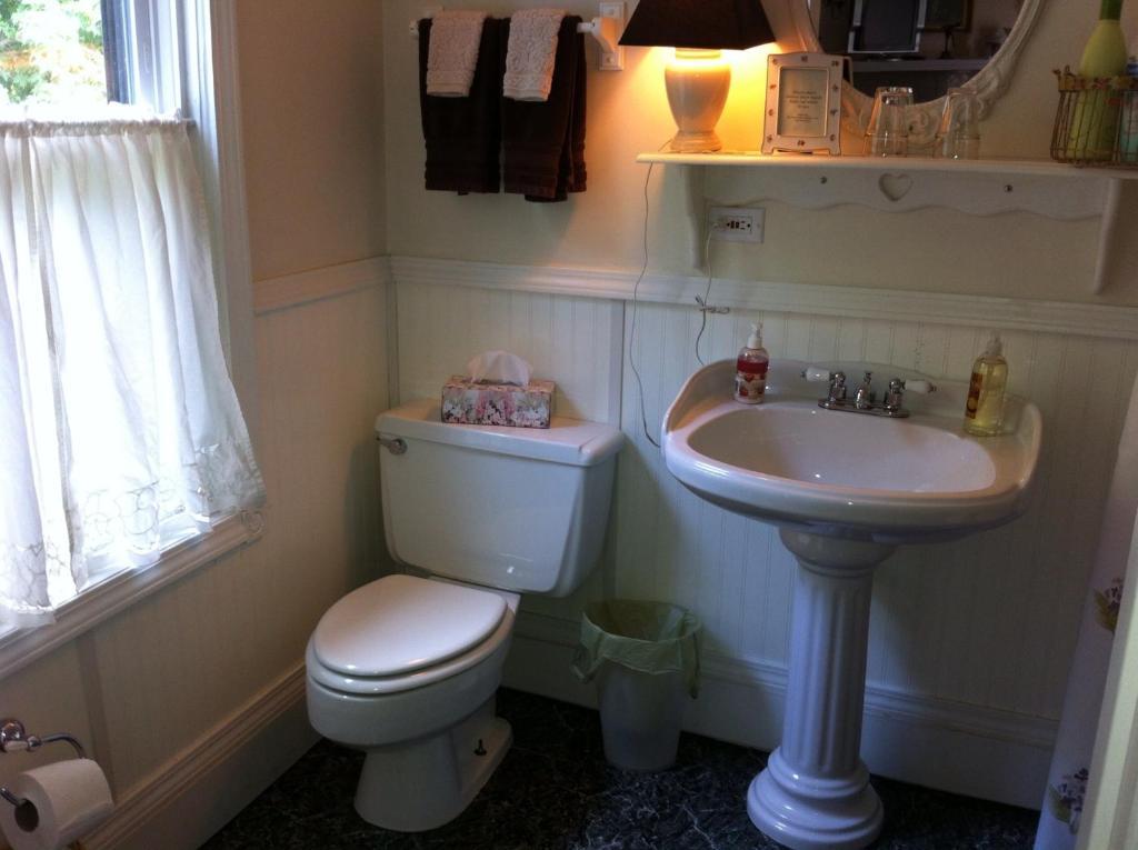 Emerald Necklace Inn Bed And Breakfast 레이크우드 객실 사진